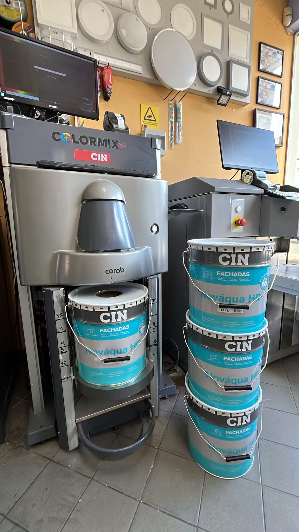 Máquina de afinação CIN Colormix com tintas de fachadas